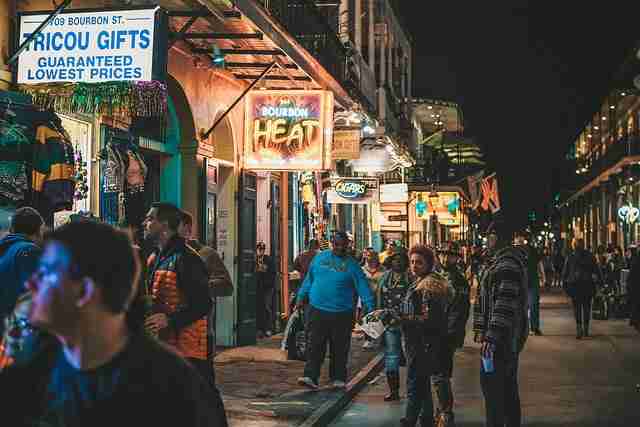 流出画面:黑料网爆红主播夜店视频,数万网友围观